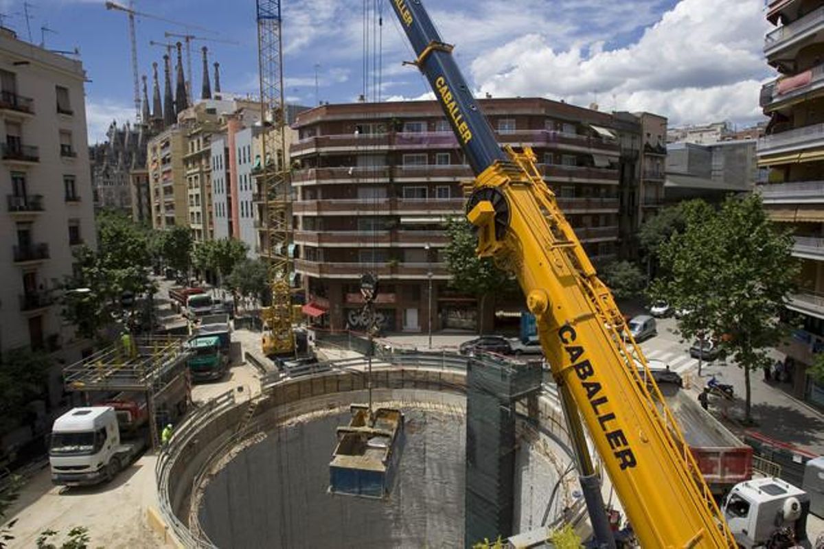 Un informe de la UNESCO arriba a la conclusió que el túnel de l’AVE no amenaça la Sagrada Família. A la foto, les obres al carrer de Mallorca amb el temple al fons.
