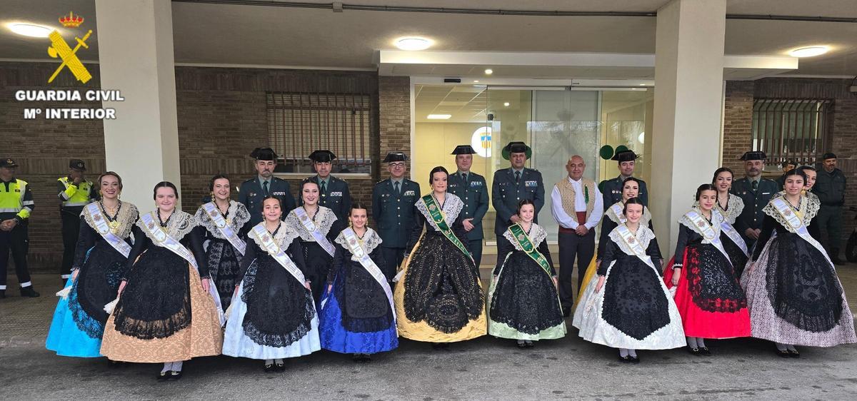 Las reinas de las fiestas, Clara Sanz y Ana Colón, en la Comandancia de la Guardia Civil, este martes.