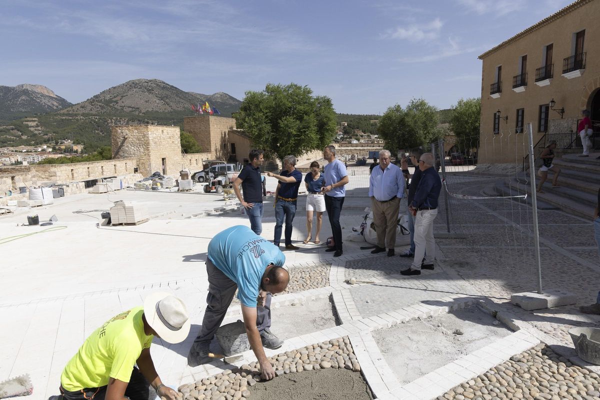 Visita a las obras de pavimentación de la explanada de la Basílica