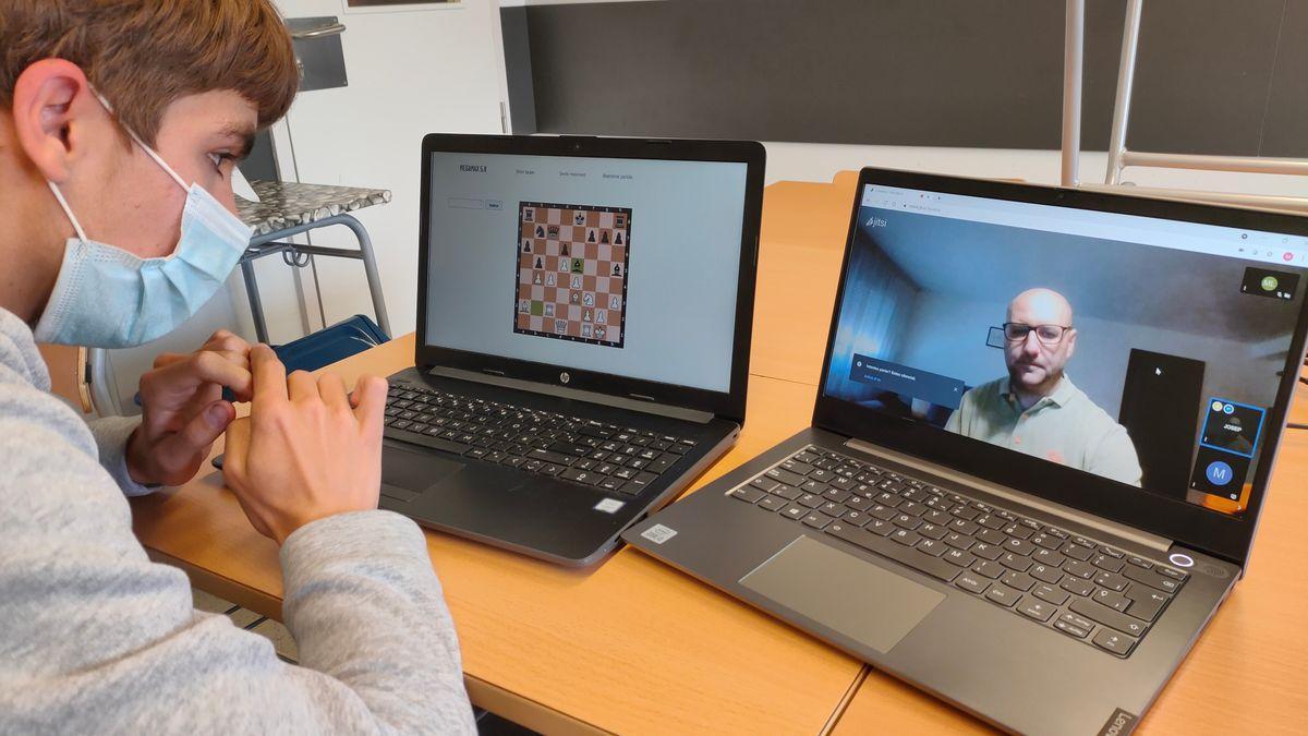 L'alumne de l'Institut La Valira, Markus Urban, provant l'algorisme que ha creat per jugar a escacs amb el gran mestre Josep Oms