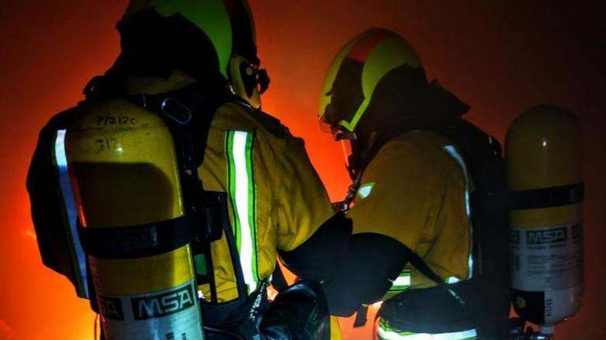 Los bomberos sofocan un fuego en una fábrica abandonada en la AP7