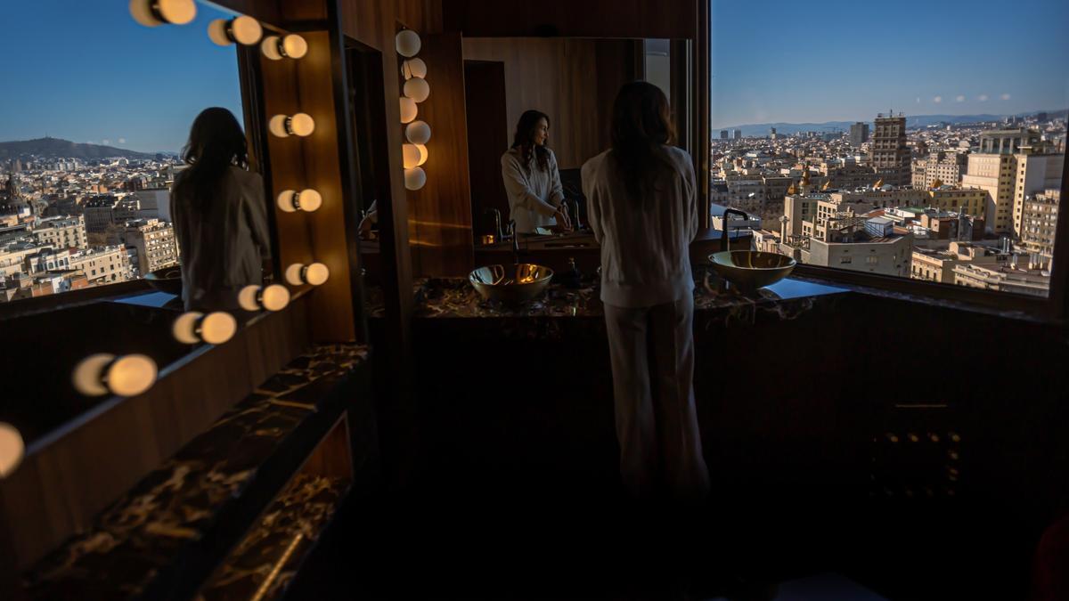 Vistas a 70 metros desde el baño de mujeres de Unlimited Barcelona, en la planta 20 de la torre Urquinaona.