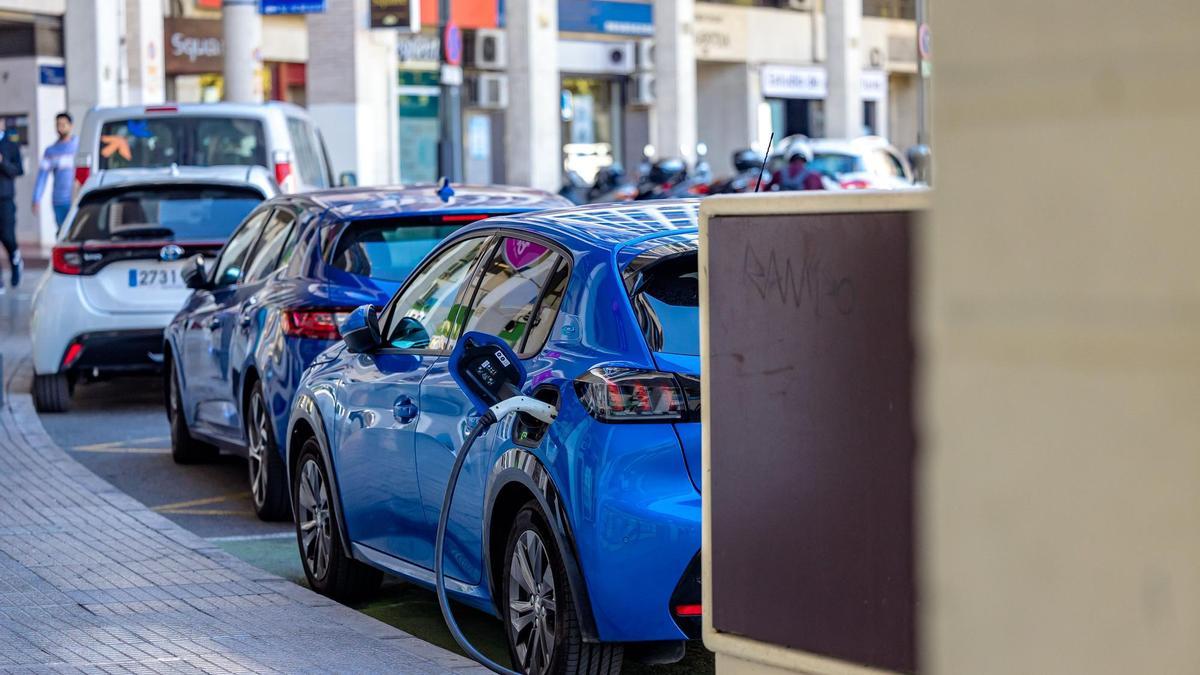 Un coche eléctrico cargando en Benidorm.