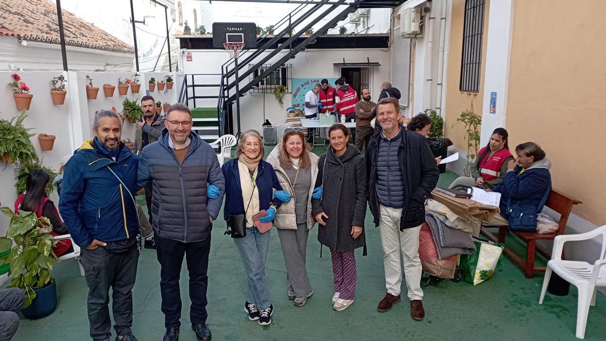Voluntarios de la Casa Hogar de La Esperanza, con el párroco Gerardo Martínez y el presidente de la asociación que gestiona el centro, Fernando Ortega, el pasado diciembre.
