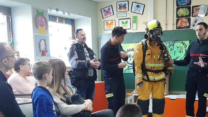 Un instante de la visita de los bomberos esta mañana en el hospital