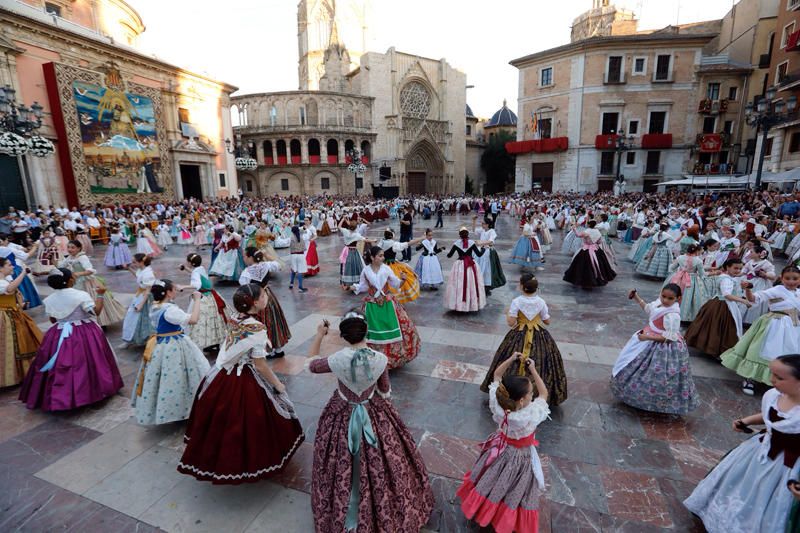 Dansà infantil en la plaza de la Virgen