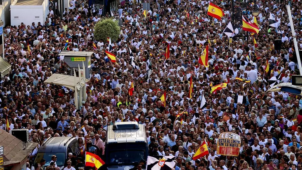 Miles de ceutíes salen a la calle al grito de “Basta ya: Ceuta no se rinde”