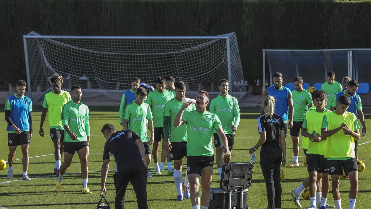 Los jugadores del Elche, durante el entrenamiento del pasado miércoles, en el campo Díez Iborra