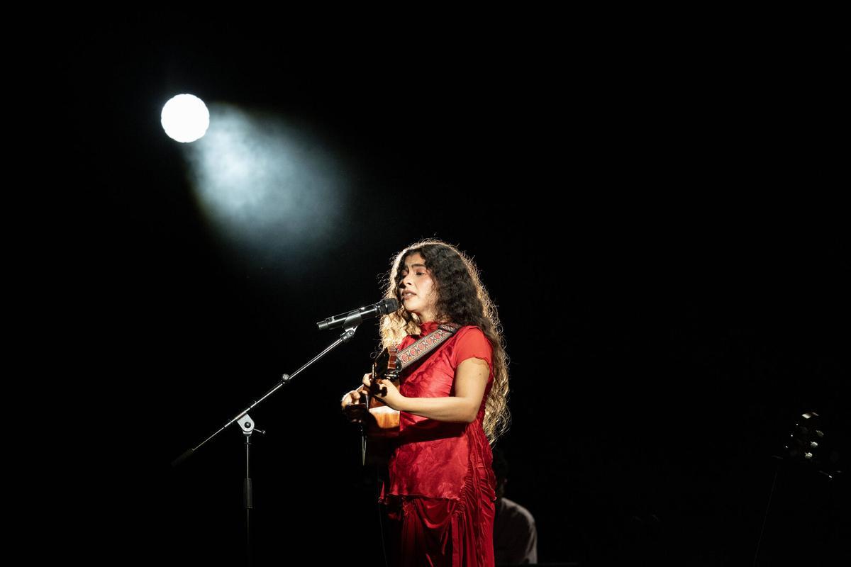 Silvana Estrada cautiva a Les Nits Occident