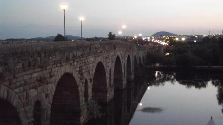 La iluminación artística del puente romano se renovará por 255.000 €