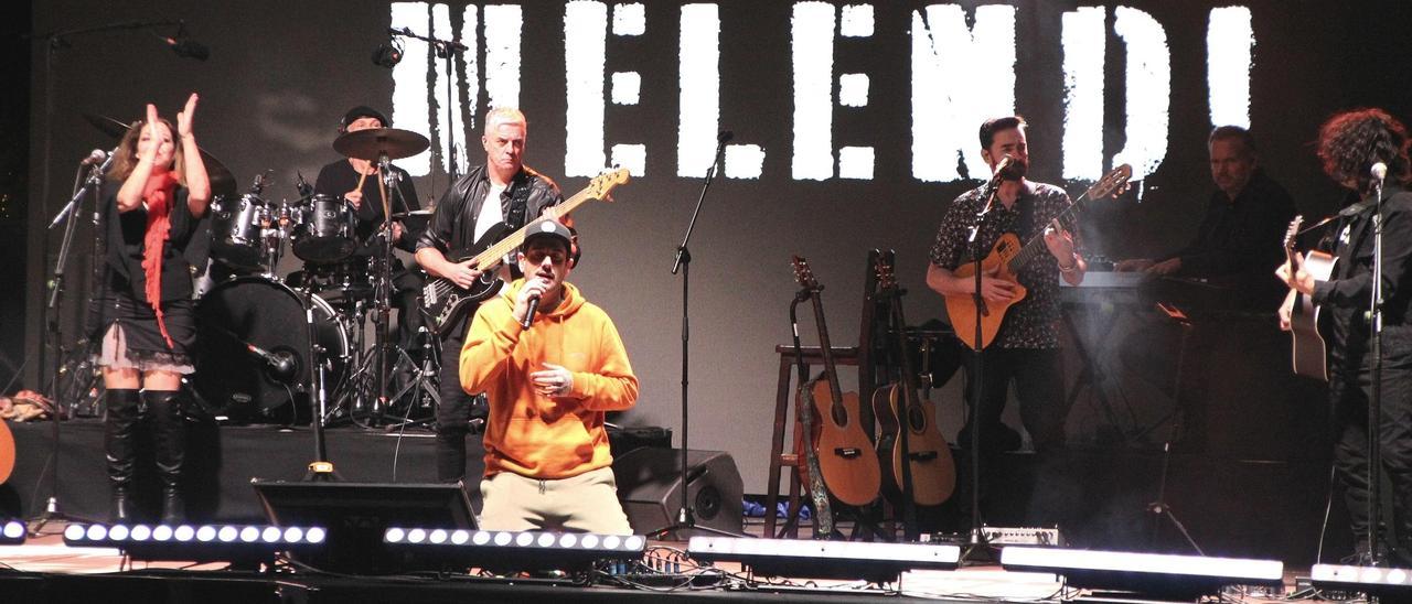 Melendi, durante su actuación antes del inicio del concierto en Los Llanos de Aridane.