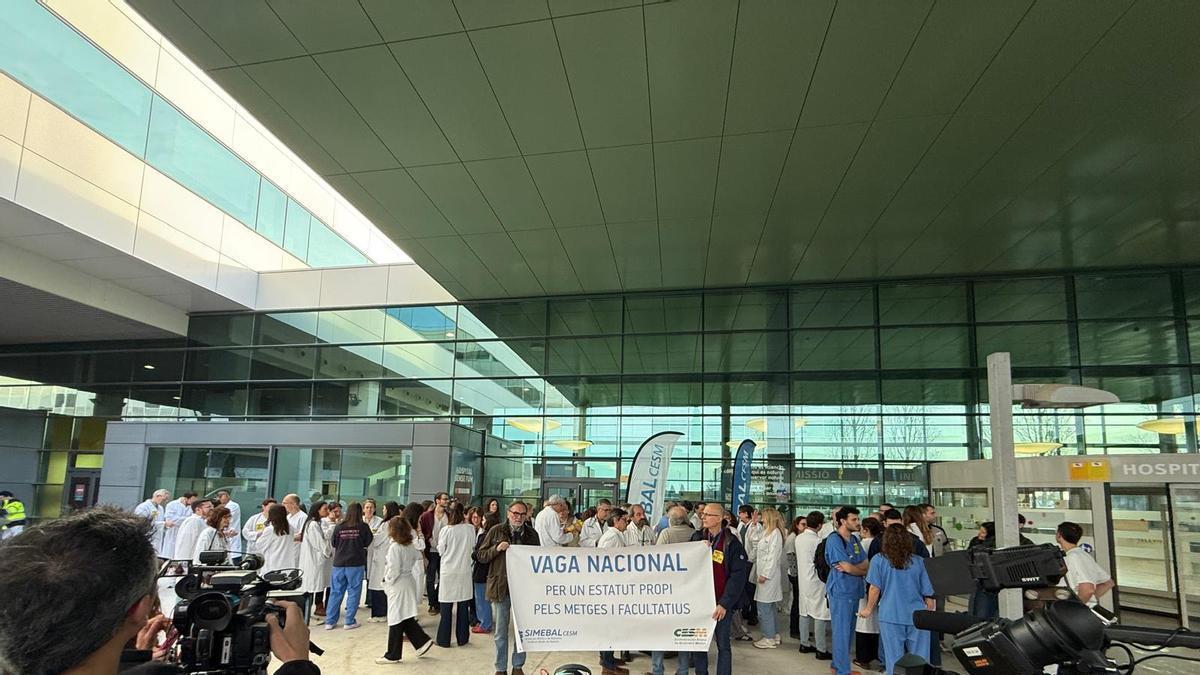 FOTO | Concentraciones de médicos en las puertas de los hospitales de Baleares contra el estatuto marco.