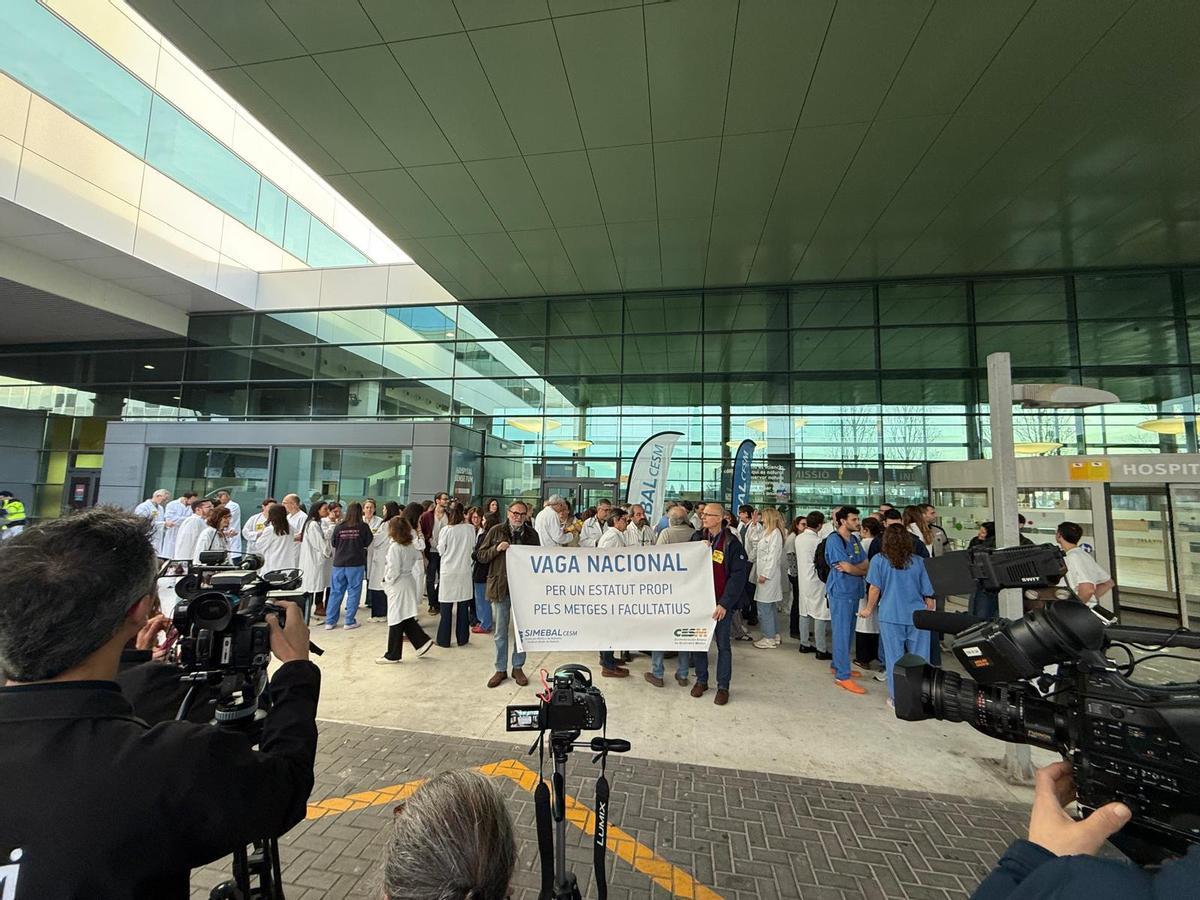FOTO | Concentraciones de médicos en las puertas de los hospitales de Baleares contra el estatuto marco. FOTO | Concentraciones de médicos en las puertas de los hospitales de Baleares contra el estatuto marco.
