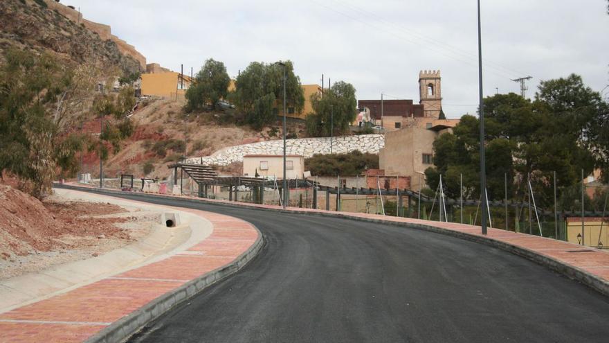 Asfaltan y abren al tráfico un tramo del Vial de los Barrios Altos de Lorca