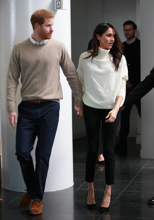 Meghan Markle de blanco y negro junto al príncipe Harry