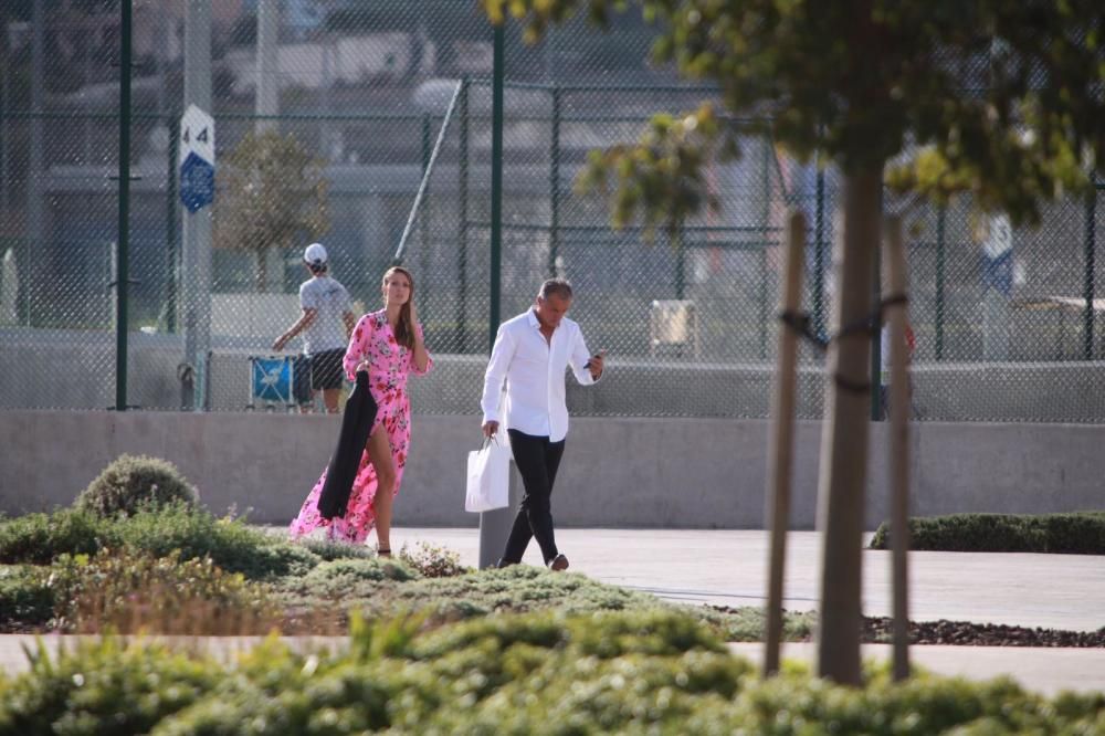 Miquel Àngel Nadal con su novia saliendo de Manacor.