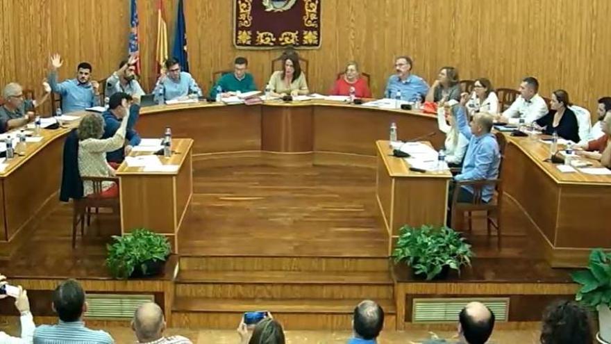 Momento del Pleno de Moncada donde toda la oposición vota a favor de la moción.