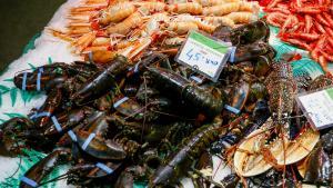 Compras de última hora para la cena de Nochebuena en el mercado de La Boqueria de Barcelona