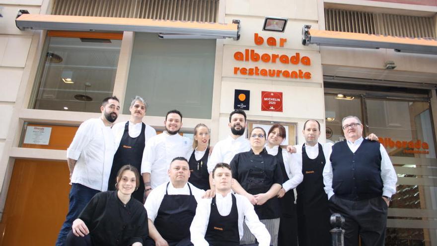 Parte del gran equipo de Alborada posa para Abrir boca a las puertas del restaurante en la calle Andrés Baquero de Murcia.