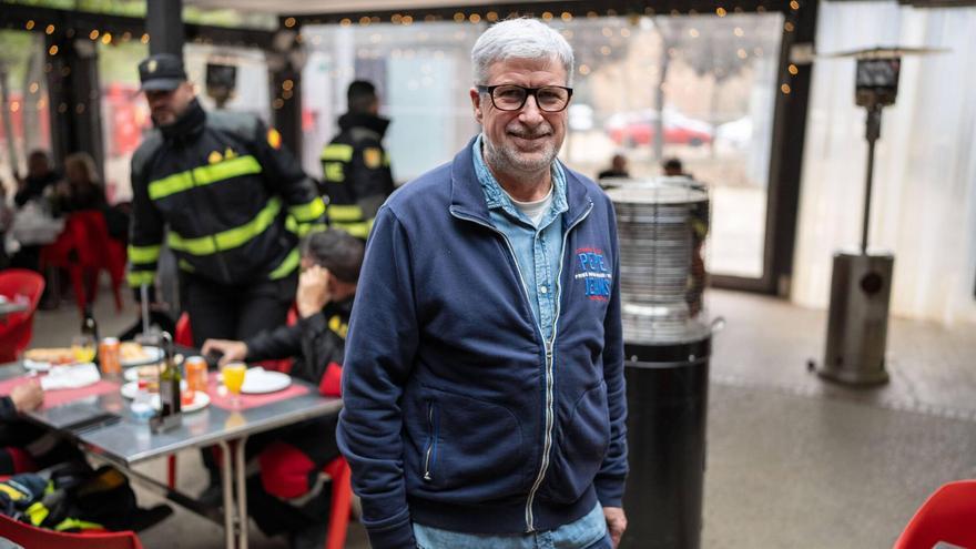Retrato de Xavier Vila Romero, encargado del restaurante Can Coll, situado junto al punto de desinfección principal de la UME, el más grande del operativo desplegado ante el brote de peste porcina africana en la zona de Collserola. Foto: Zowy Voeten / El Periódico