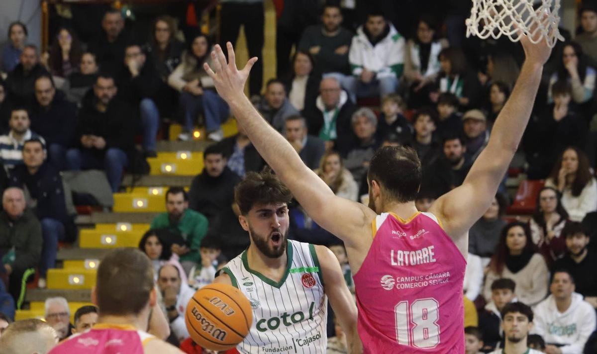 Fernando Bello encara a Adrián Latorre en el derbi andaluz ante el Caja87.