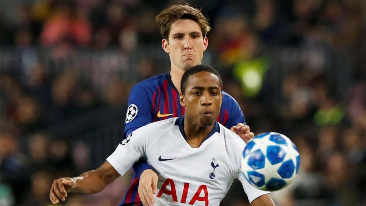 Juan Miranda luchando por un balón ante el Tottenham