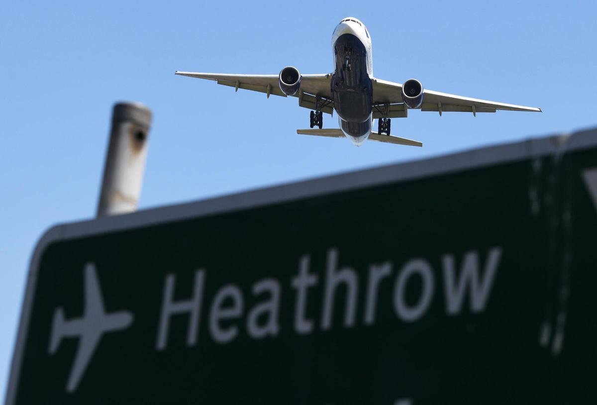 Cierran aeropuerto Heathrow de Londres por incendio en una subestación eléctrica.