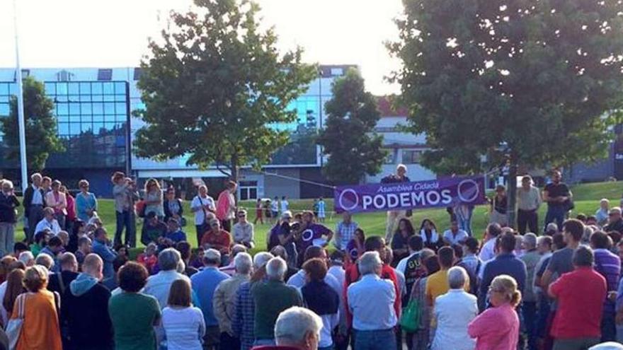 Imagen de la asamblea de Podemos que se celebró la pasada semana en el parque de Vioño. la opinión