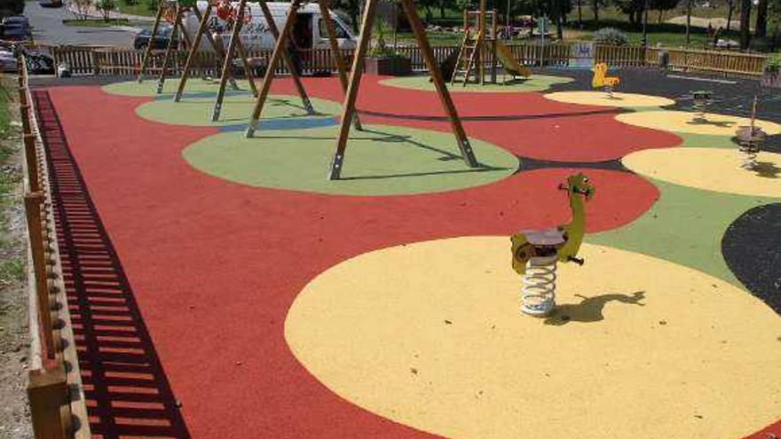 Ultiman las obras en el parque infantil del lago Pontiñas