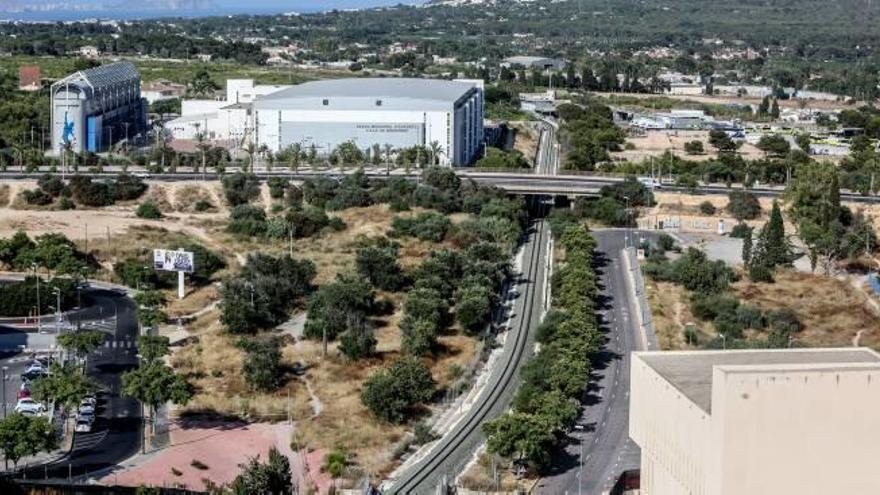 Vista área de la zona sobre la que se construirá el nuevo paso peatonal para conectar Els Tolls con el área deportiva.