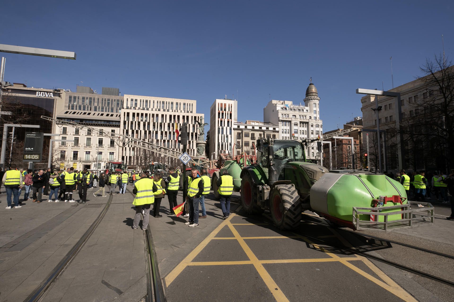 En imágenes | Las protestas de los agricultores llegan a las puertas de La Aljafería