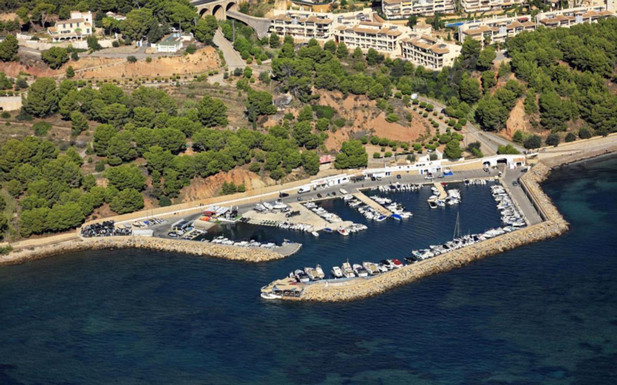 Encima del puerto Marymontaña, o Porto Senso, está la parcela de Residencial Finca Pons que se querella contra el Ayuntamiento de Altea (Foto de Frederic HEDELIN)