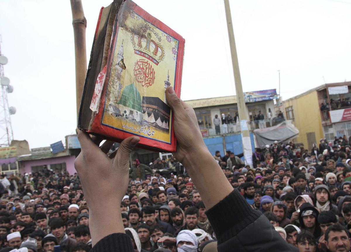 Un afgano muestra la copia del Corán