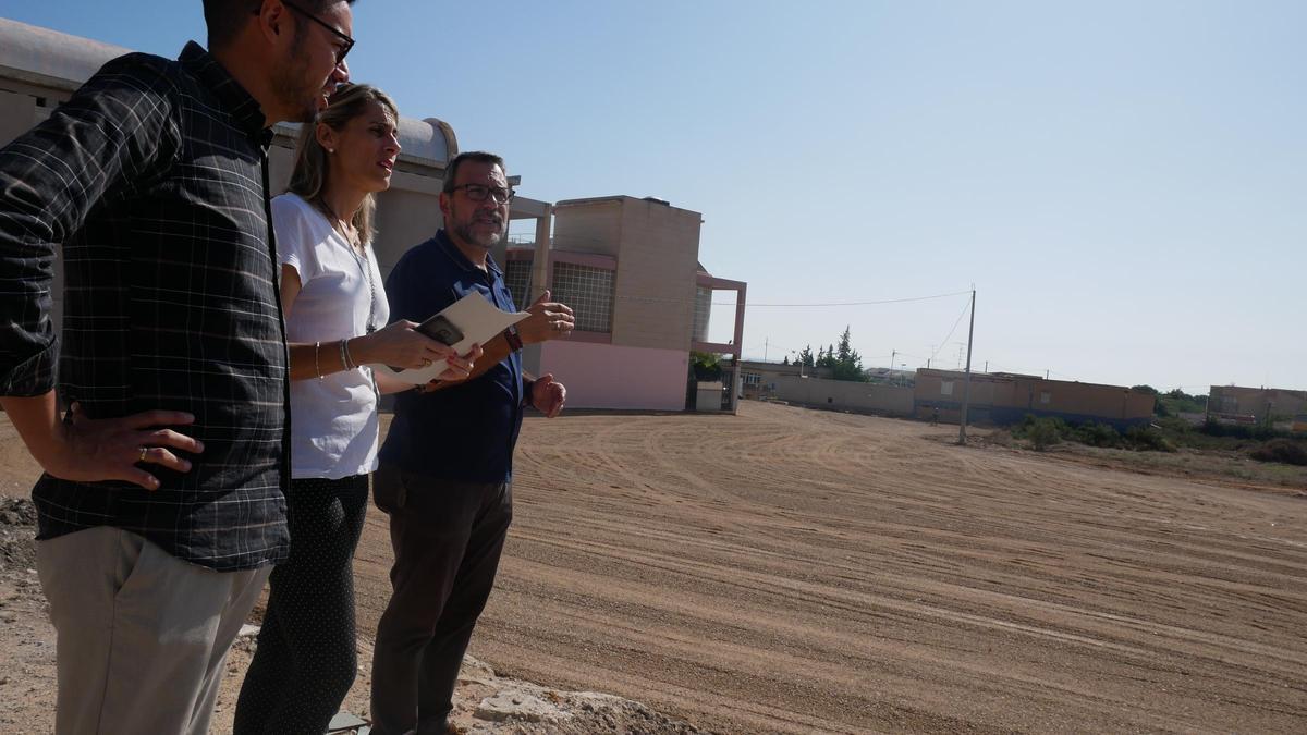 La alcaldesa, Lourdes Aznar con los ediles Pedro Magro y Antonio Candel en el terreno habilitado como parking en Crevillent