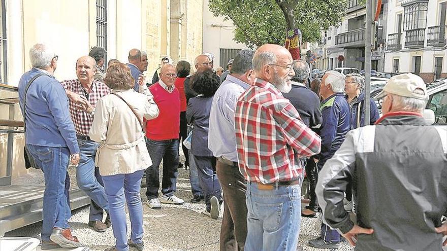 LOS pensionistas acuerdaN concentrarse cada SEMANA a las puertas del Ayuntamiento