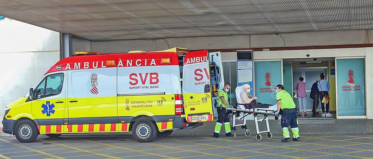 Puerta de Urgencias del Hospital Universitario de Torrevieja en los primeros días de gestión directa. |