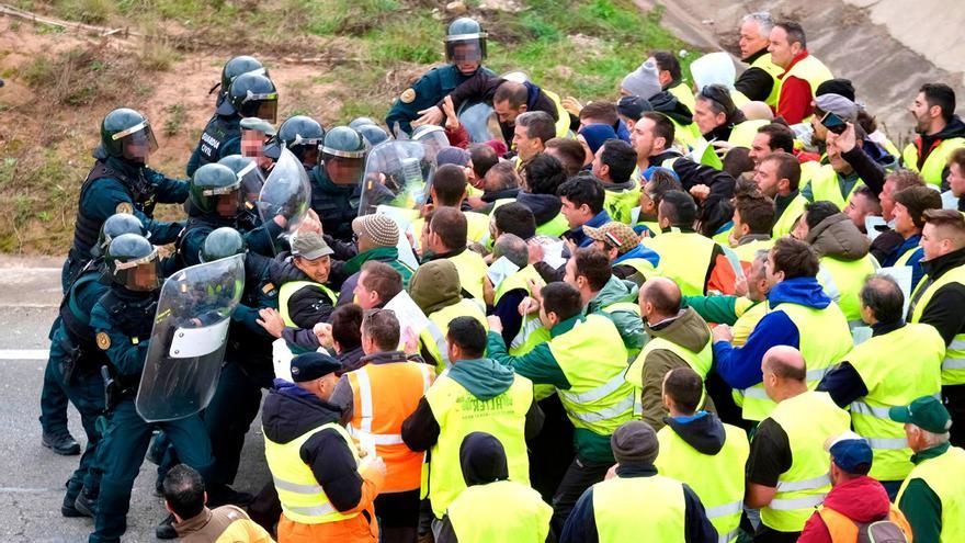 Agricultores riojanos son desalojados de la autovía A 12 por la Guardia Civil este miércoles. EFE/ Fernando Díaz