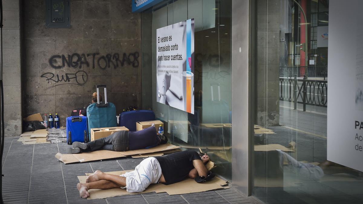 Personas en situación de sin hogar en la capital grancanaria.