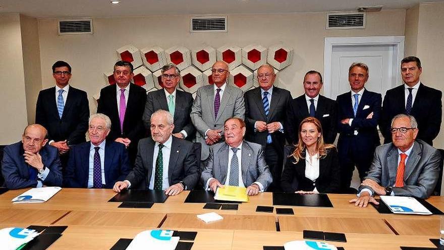 De izq. a dcha., Manuel Rodríguez, José Oliu, María Gómez-Franqueira, Juan Vieites y Pablo Junceda, ayer, en A Coruña. // Víctor Echave