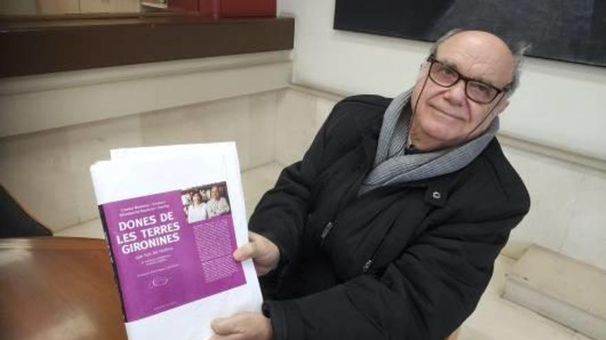 Carles Bastons mostra les galerades del llibre, que ara ja està en distribució.