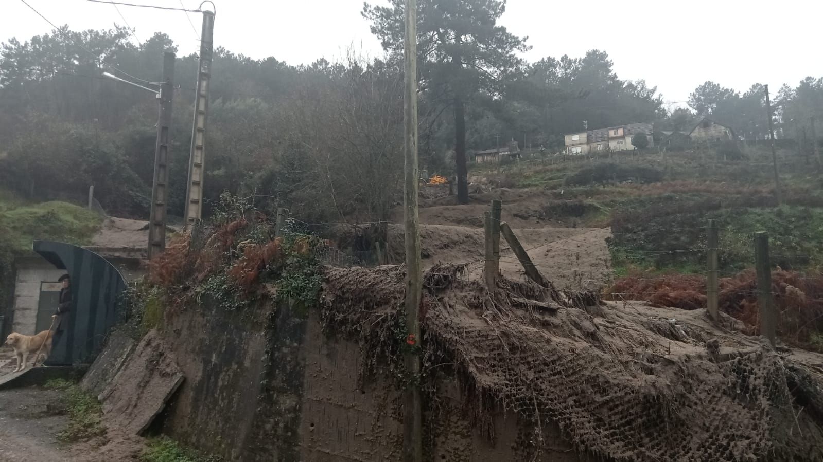 Tres viviendas de Mondariz, afectadas por un alud de tierra por las persistentes lluvias
