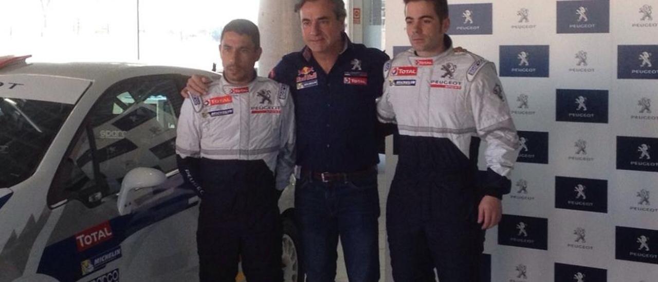 Cándido Carrera (izqda.), ayer en Madrid junto a Carlos Sainz y Jose Antonio Suárez. // Alberto Novoa