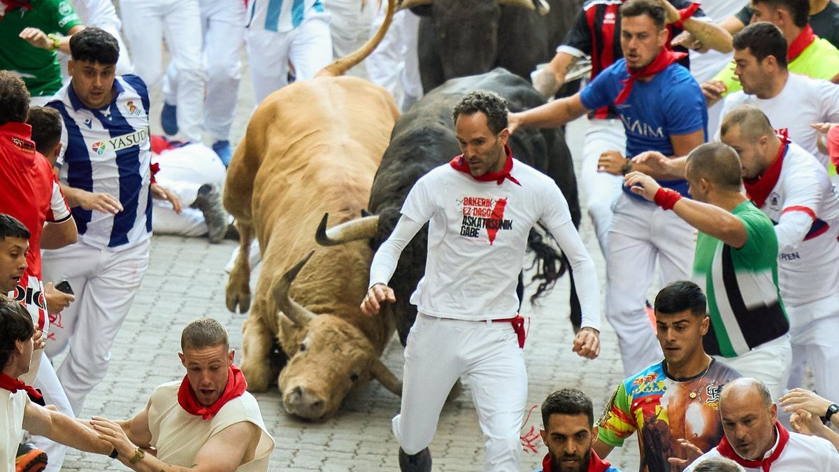 Stierhatz in Pamplona zu den San-Fermín-Feierlichkeiten.