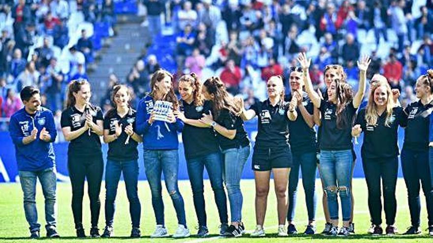 Homenaje del Deportivo en el estadio de Riazor a las campeonas del CRAT.