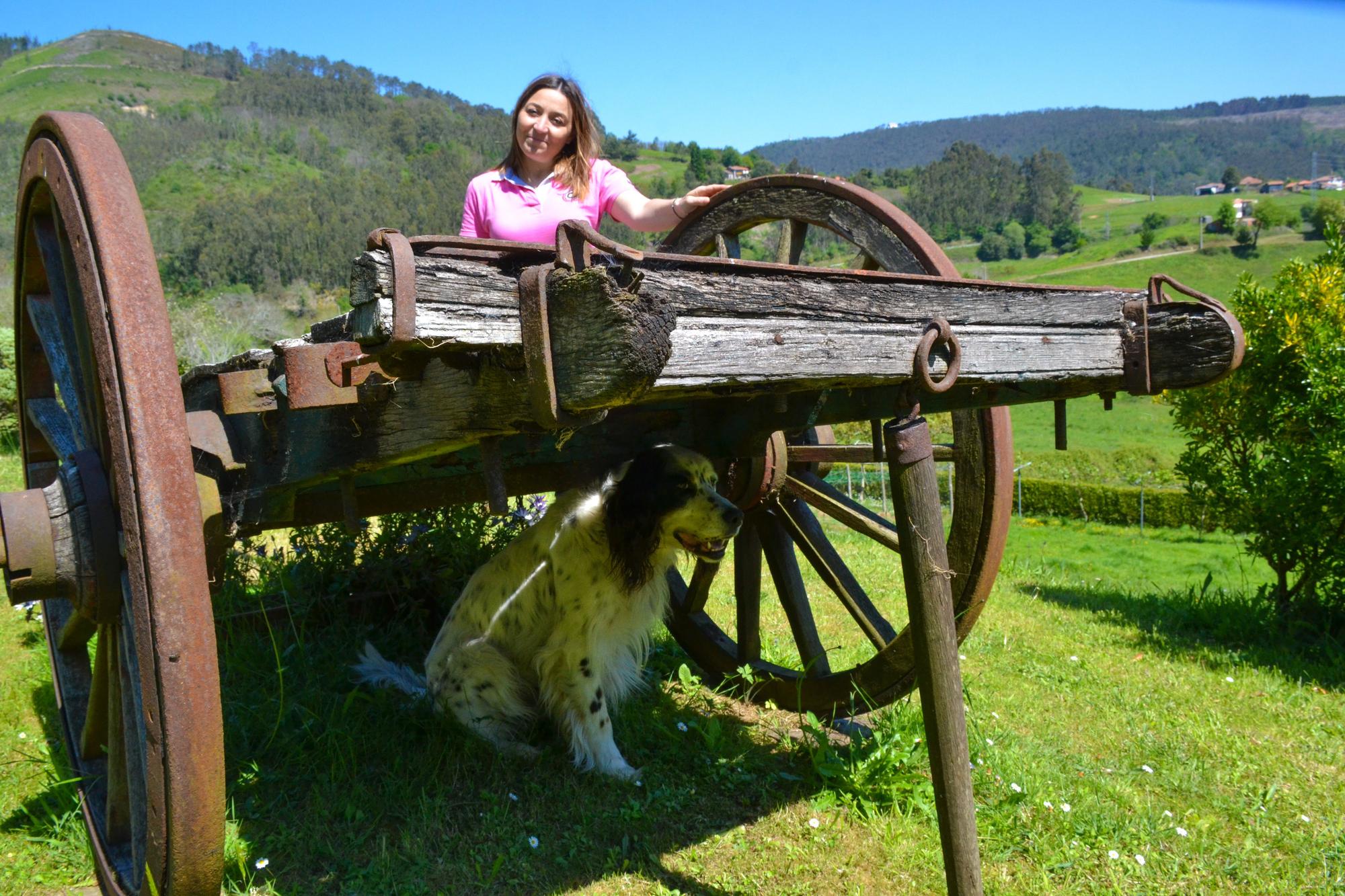 Belén Fernández posa en otra zona del jardín familiar, en medio de un paisaje de gran belleza.