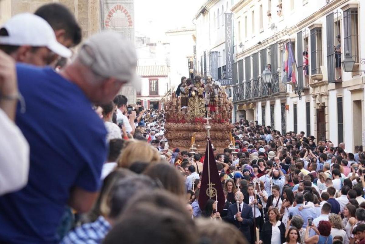 La Magna se clausura con otra tarde de esplendor nazareno en las calles de Córdoba