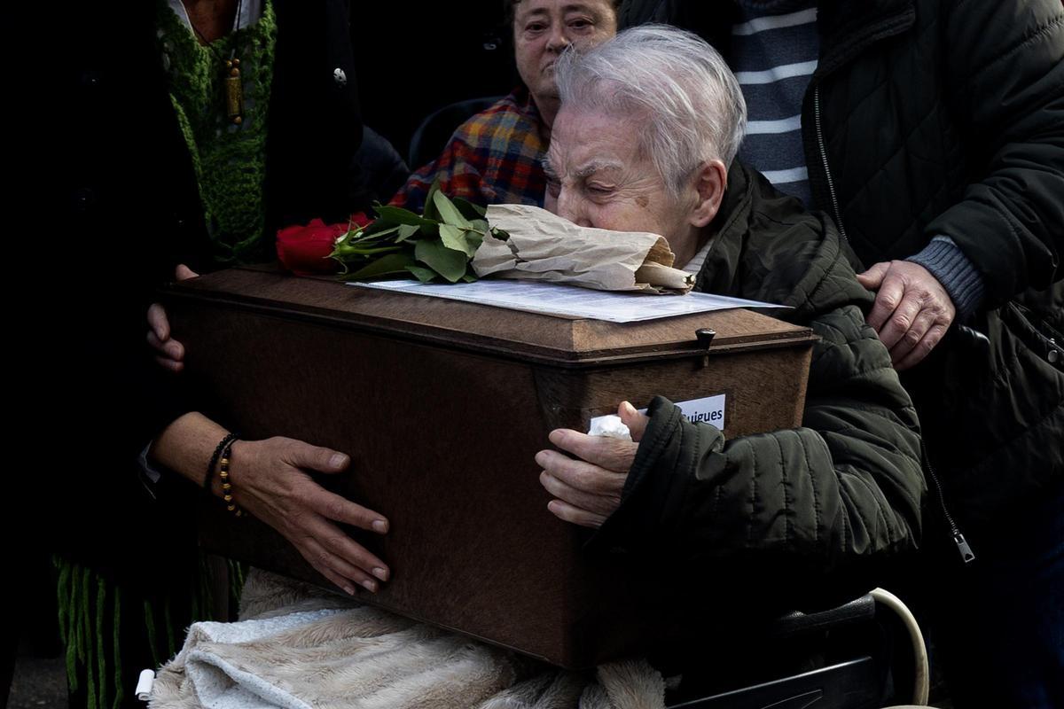 Familiares emocionados reciben los restos durante el acto de entrega de ocho represaliados del franquismo