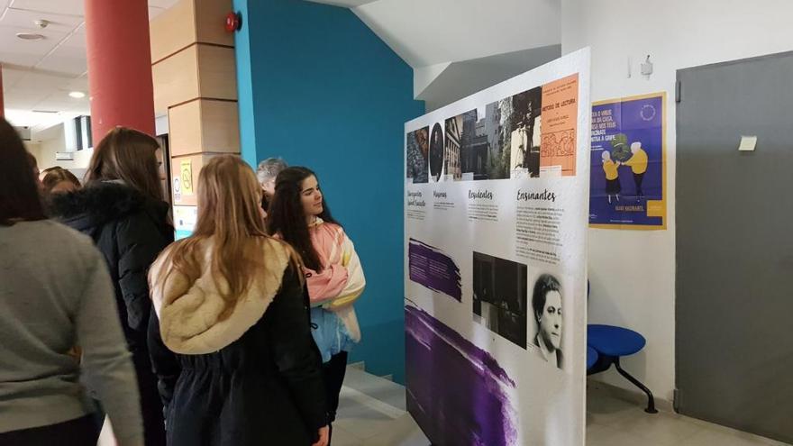 Alumnas del IES A Paralaia viendo la exposción. // S.A: