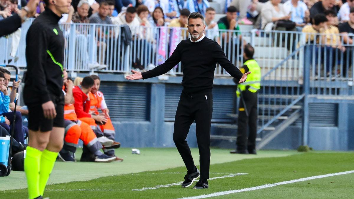 Iván Ania durante el encuentro entre el Málaga y el Córdoba CF en la Rosaleda.