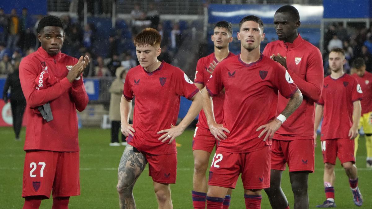 Los jugadores del Sevilla a la finalización del partido ante el Deportivo Alavés